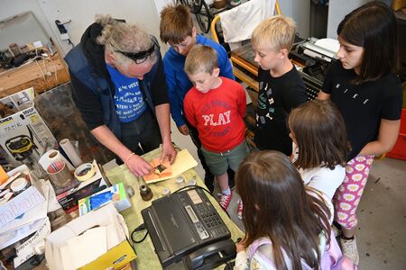 6 otroci v muzejskih depojih_zlati lističi